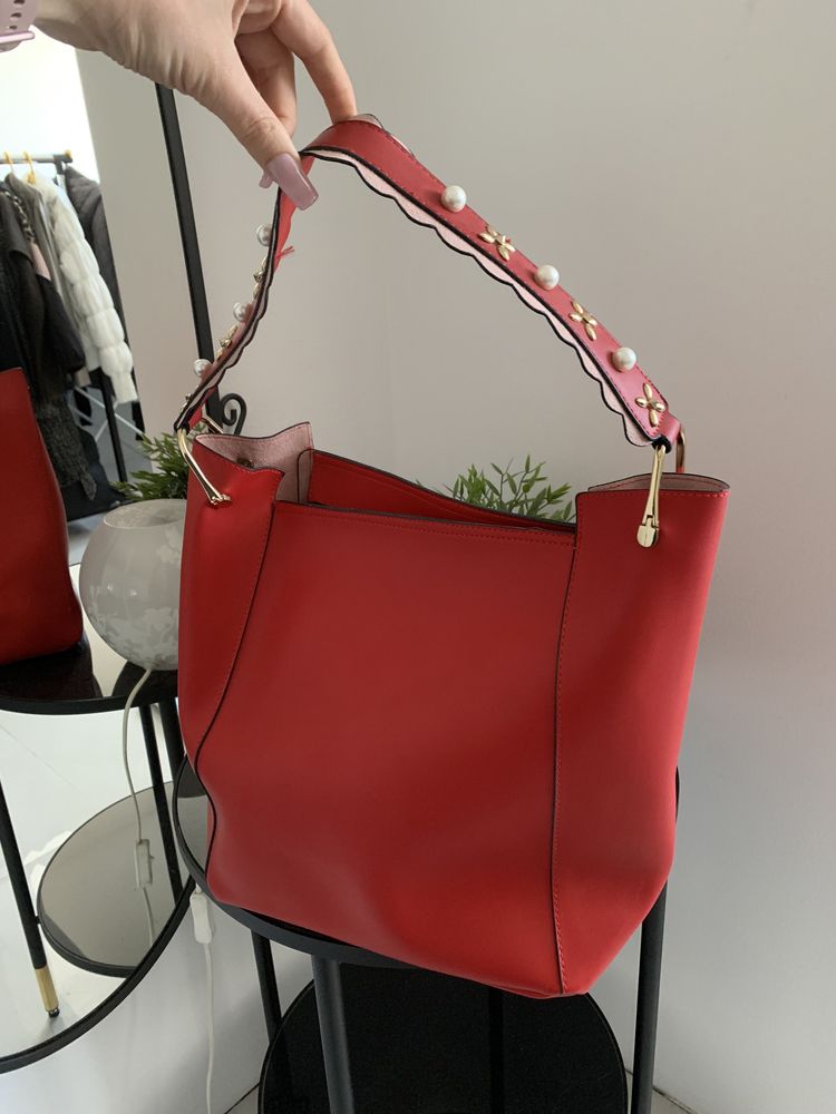Чисто нова голяма червена чанта с красиви елементи по дръжката