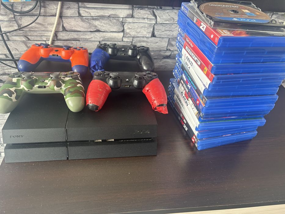 Ps4 със 17 игри и 4 джойстика