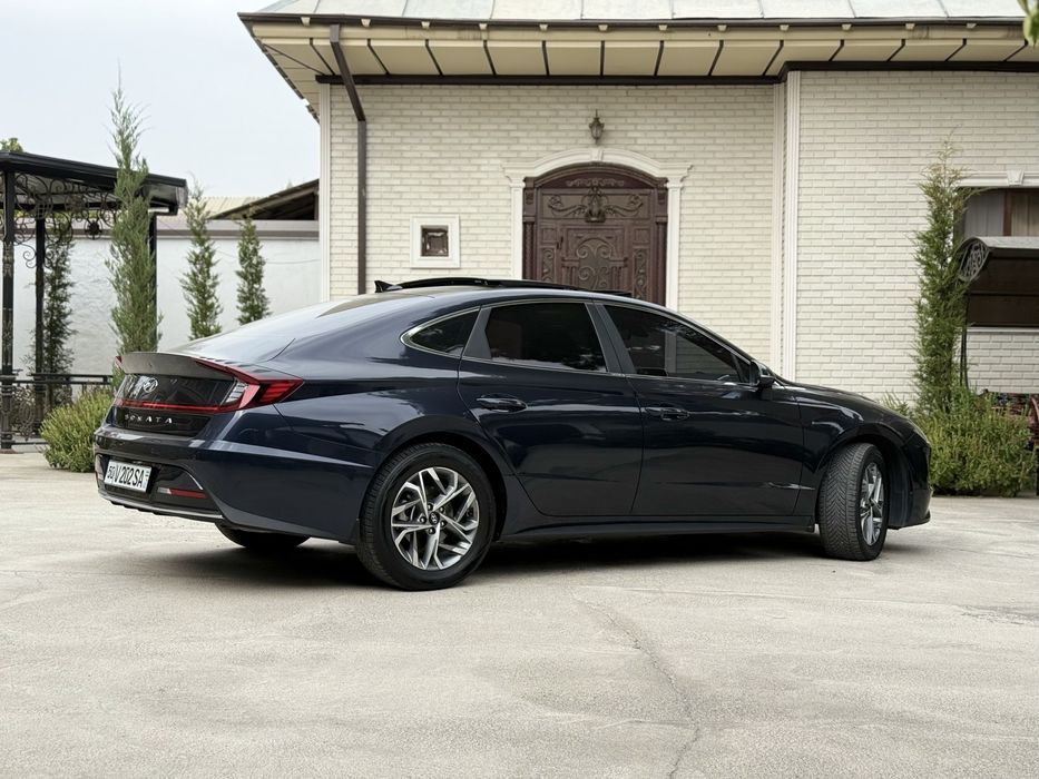 Hyundai sonata.