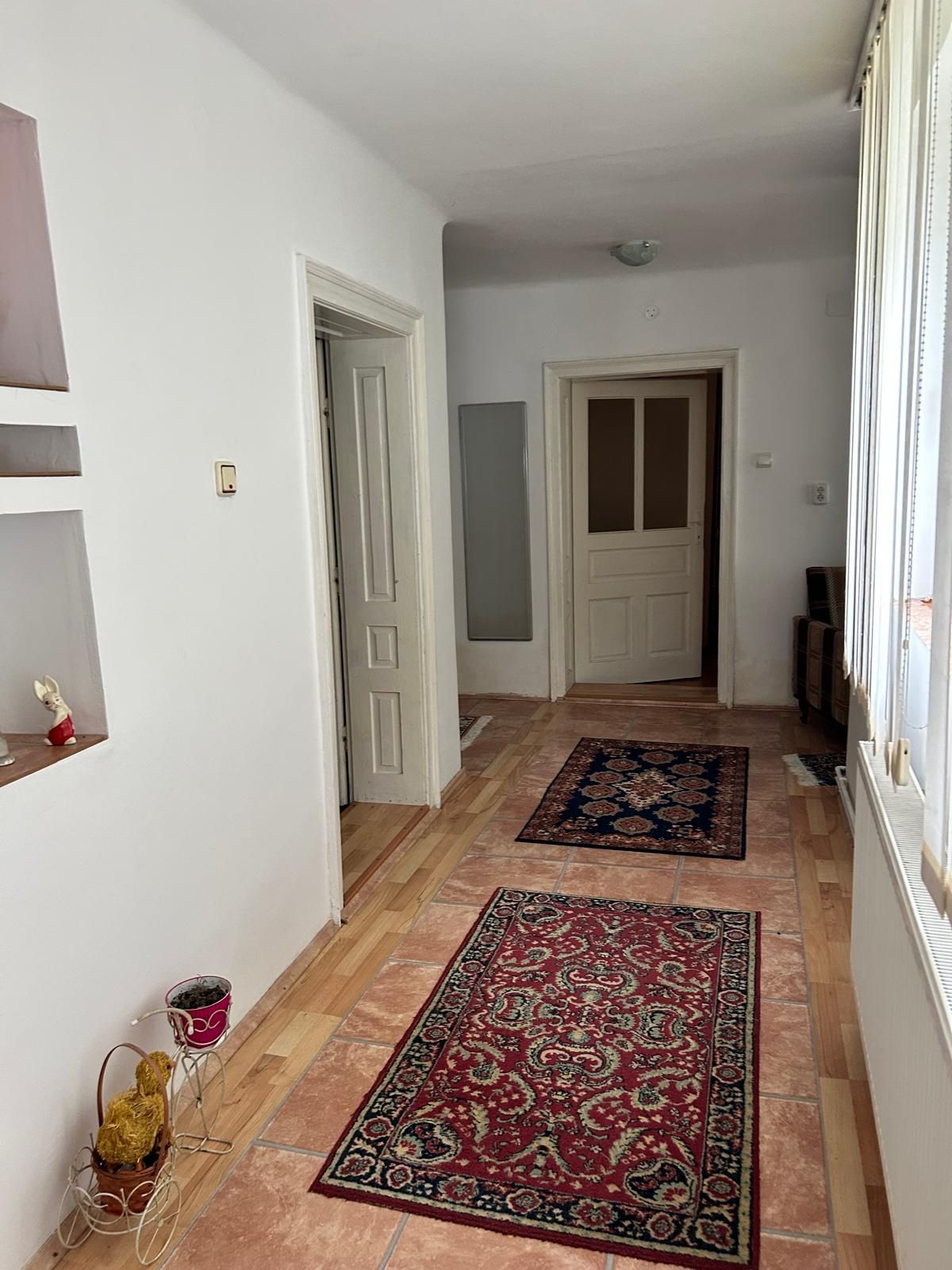 Casa la tara inconjurata de verdeata