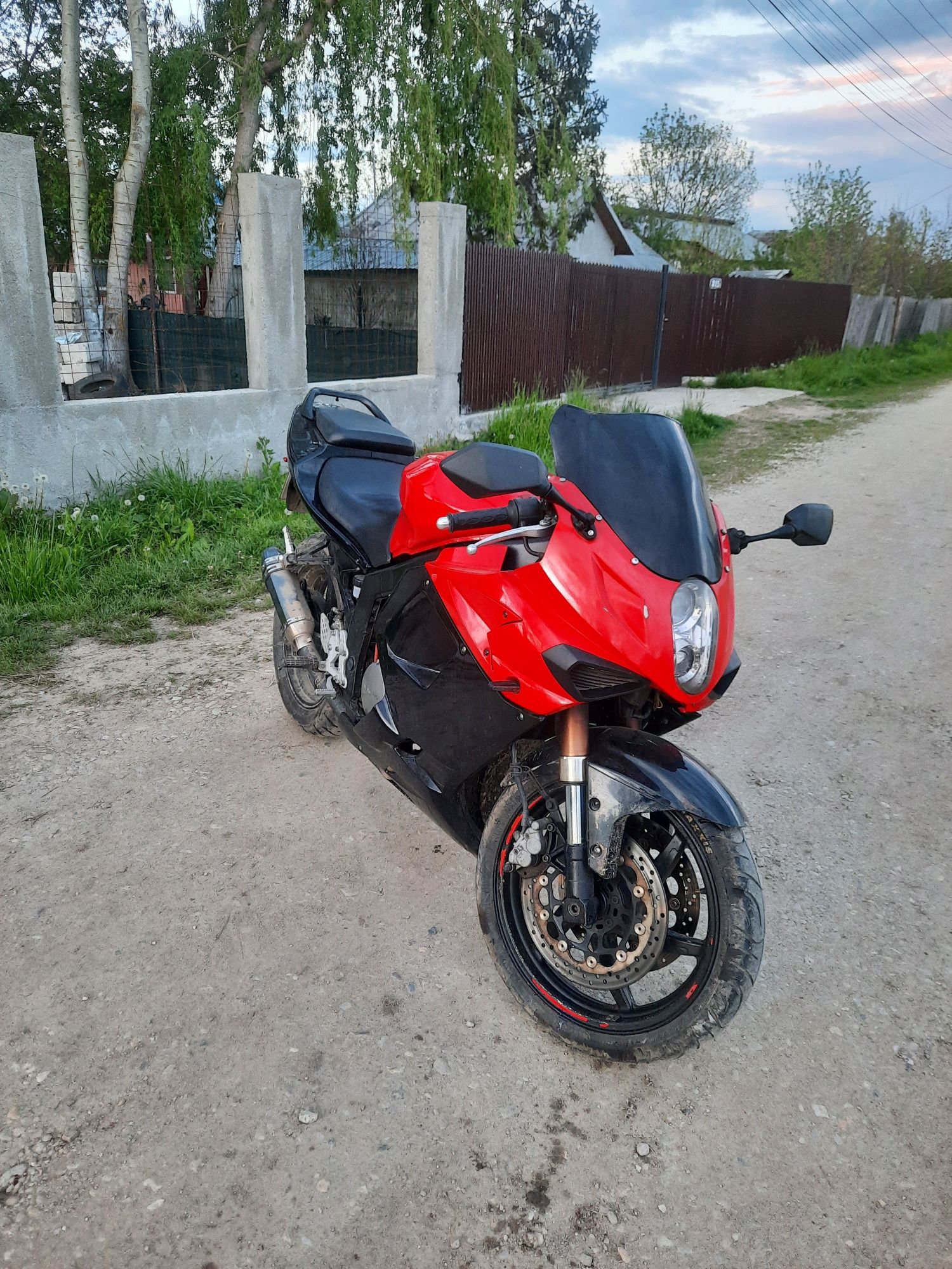 Vând hyosung gt250r