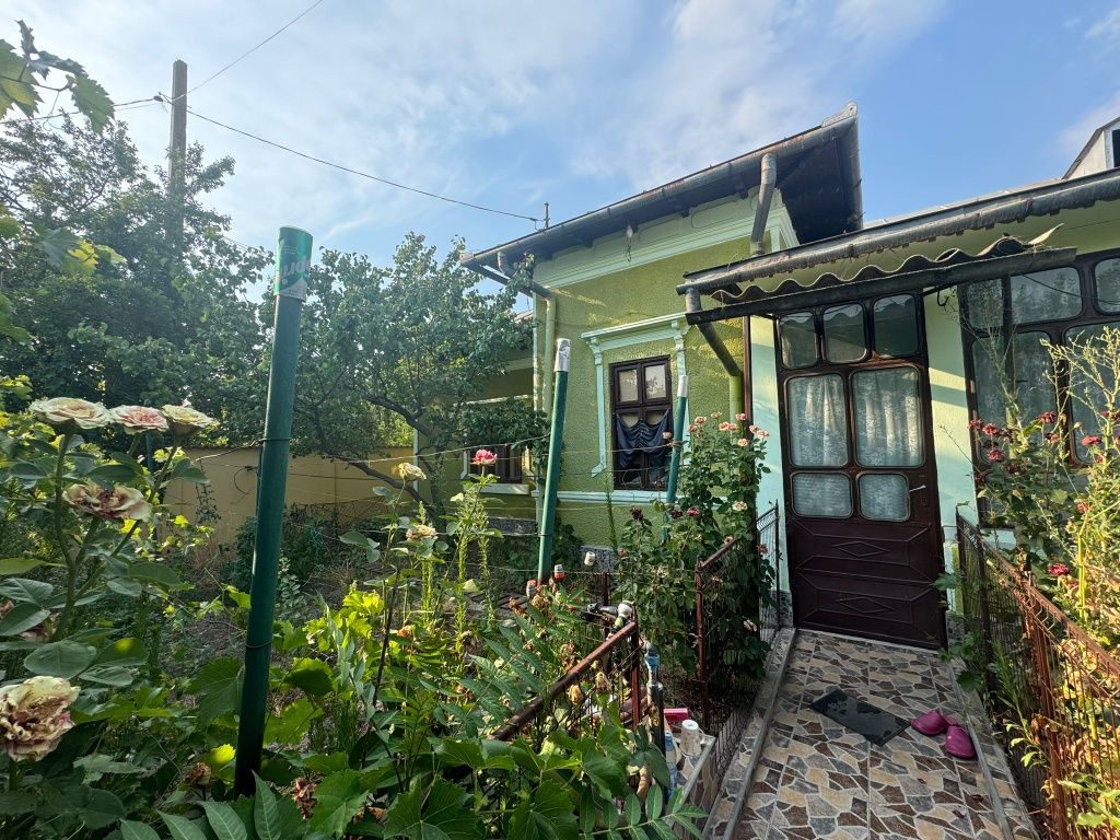 Vând casa comuna Peretu zona centrala