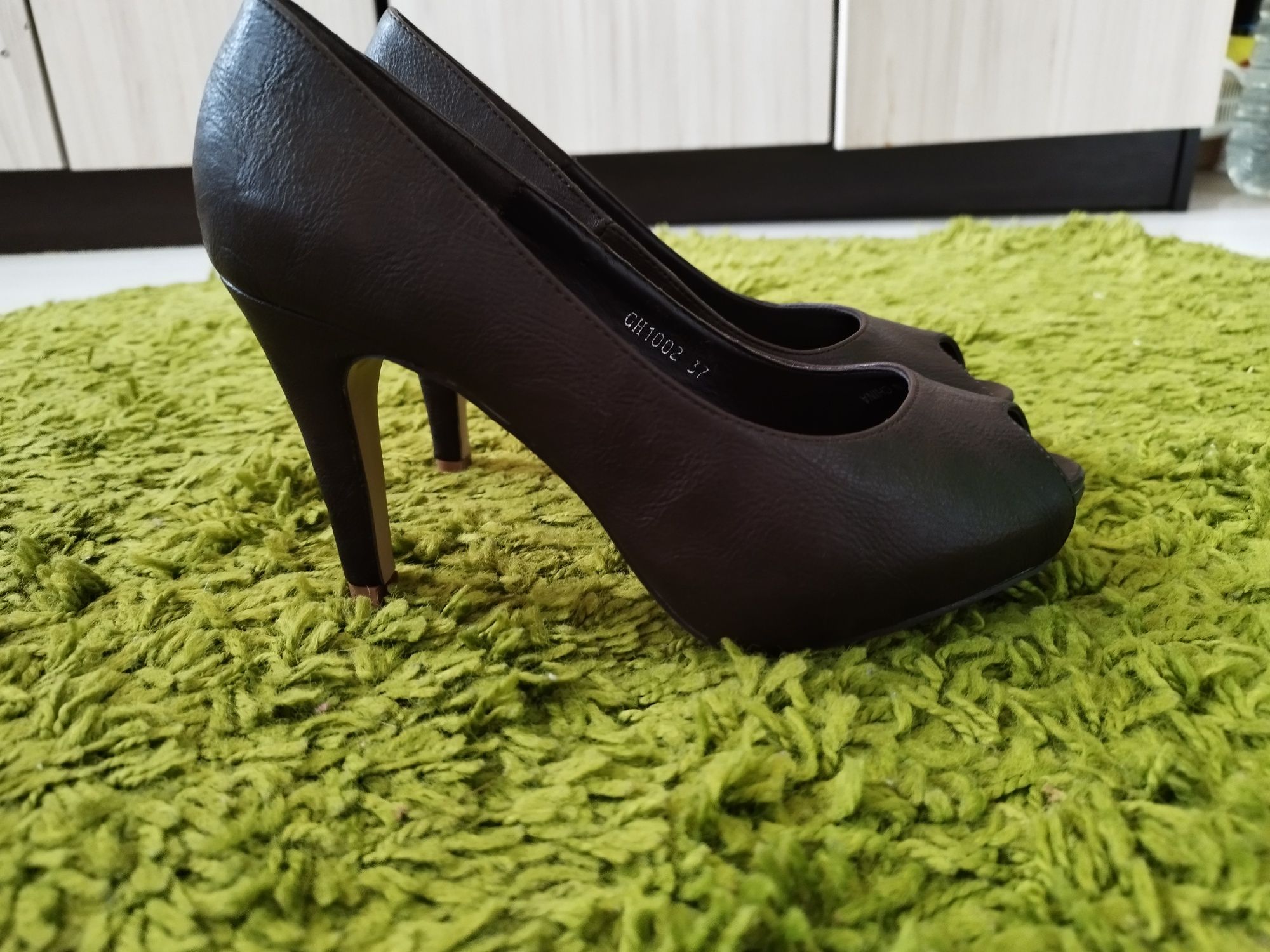 Стилен модел тъмно кафяви дамски обувки на ток 36.37 номер