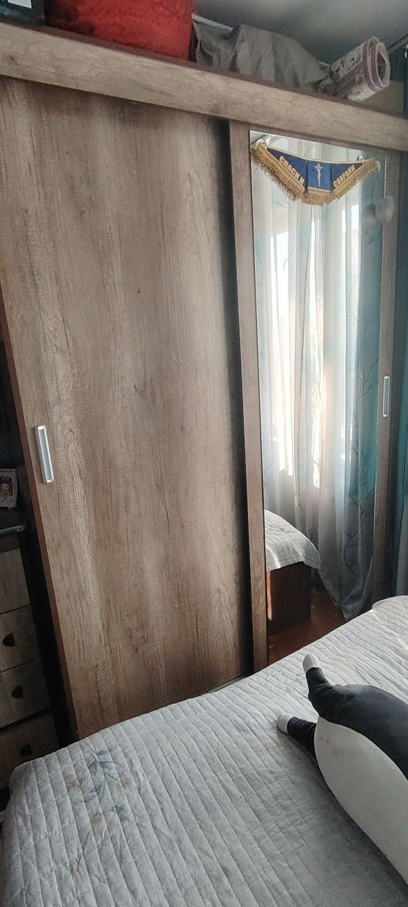 Продам шкаф купе, камод и полочки для книг.