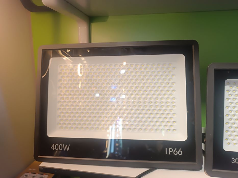 Led projektor turli xillar va turli Vattda ishlay oladiganlari bor