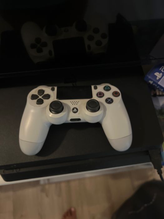 Ps4 slim +jocuri fifa etc…orig