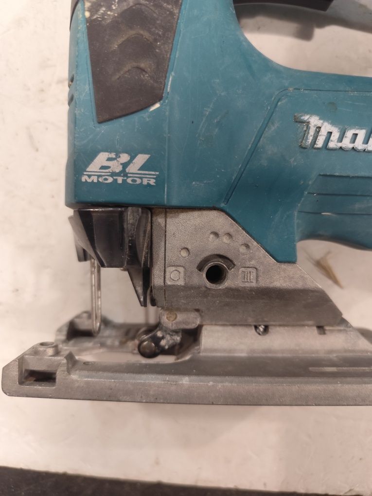 Безчетков акумулаторен прободен трион зеге Макита Makita DJV182