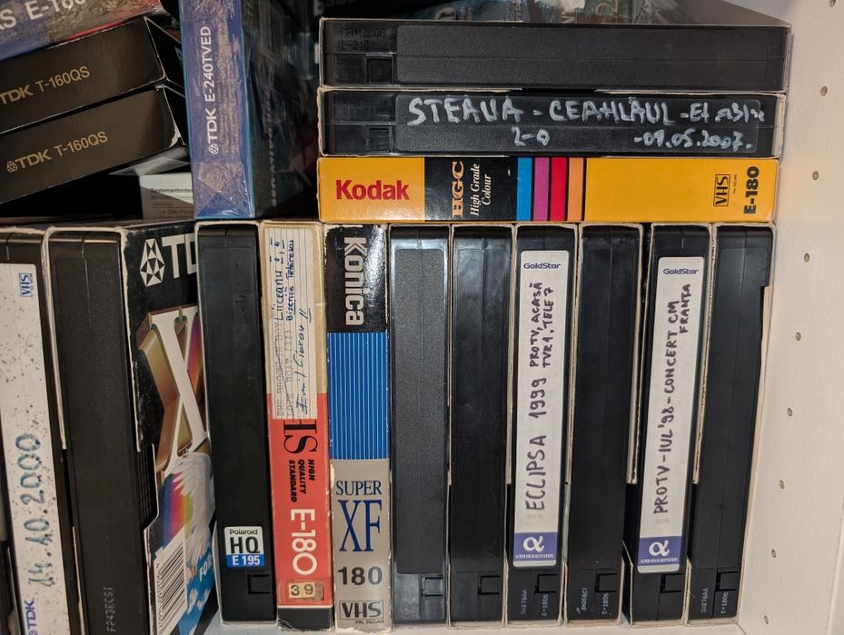 Casete VHS cu diverse emisiuni TV românești