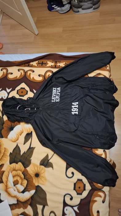 Продавам ветровка на Левски като нова