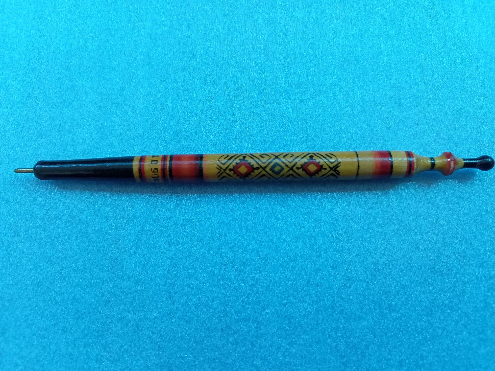 Ручка шариковая из дерева.