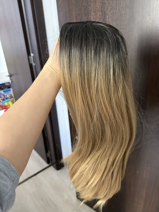 руса перука с тъмен корен