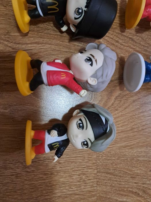 Lot 7 figurine BTS
