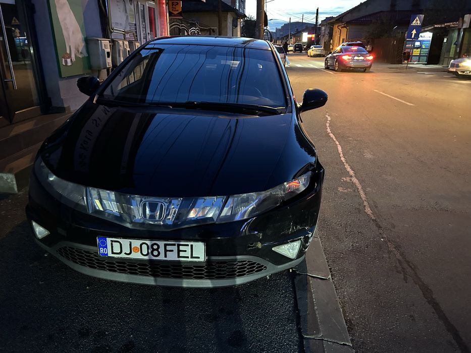 Honda Civic cu bara si farul avariate