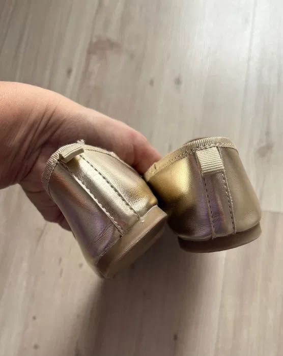 Златни обувки за момиче