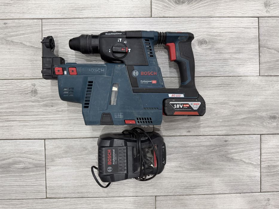 Bormasina Bosch cu aspirator + incarcator si baterie