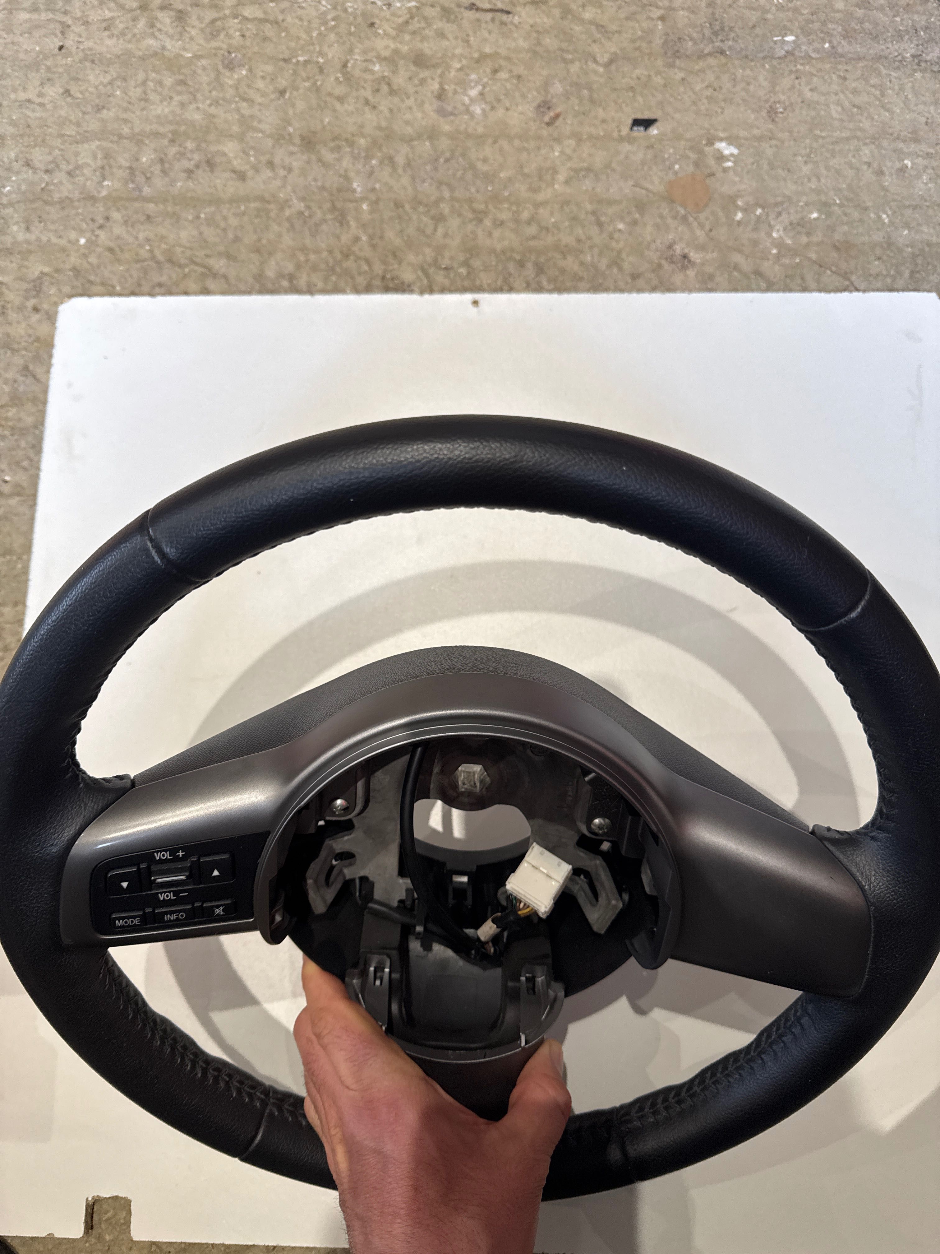 Mazda 2 кожен волан Мазда 2