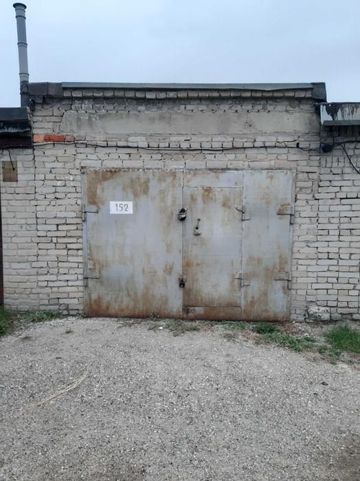 Гараж напротив солнечного