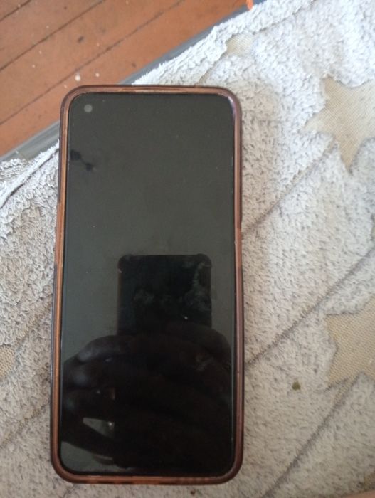 Сломанный телефон с чехлом