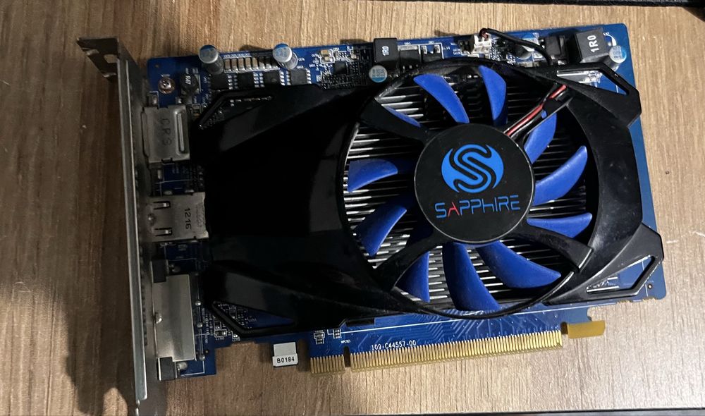 Геймърски компютър 16gb. ram перфектен за игри.