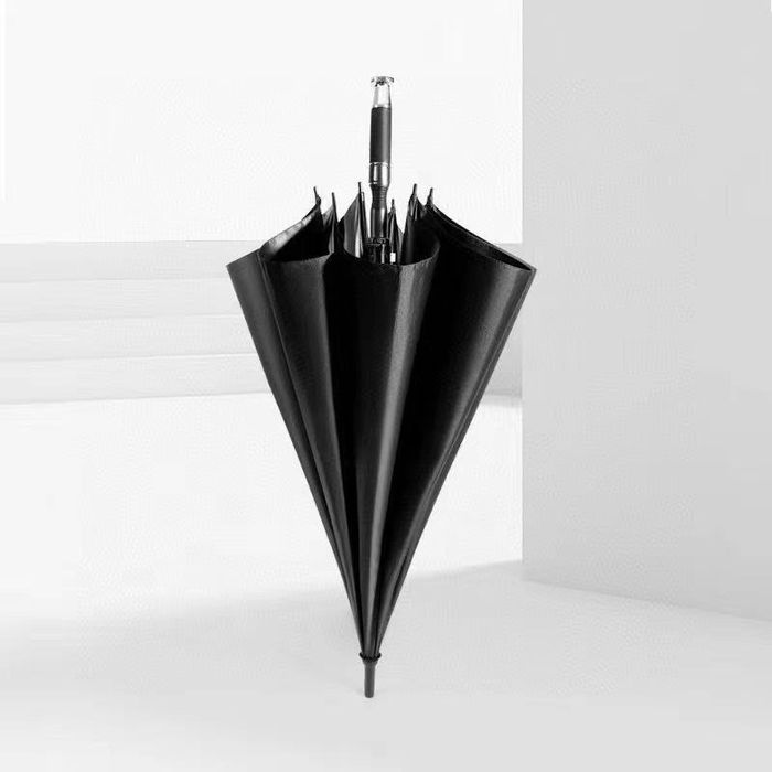 Avtomobil brendi tushirilgan soyabonlar