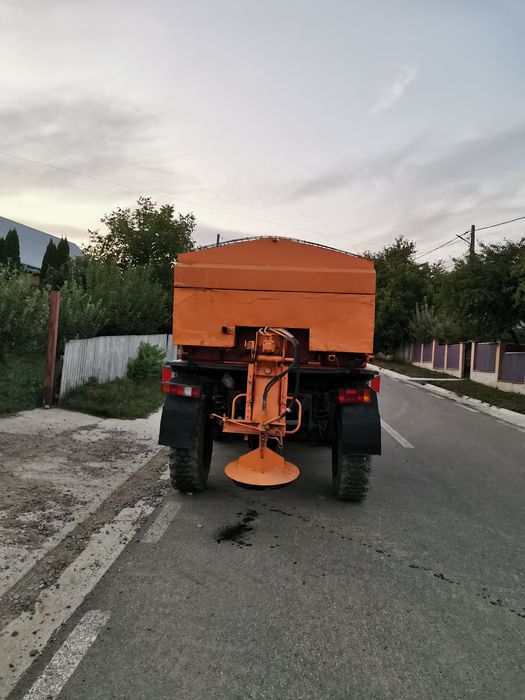 Unimog inmatriculat cu numere negre