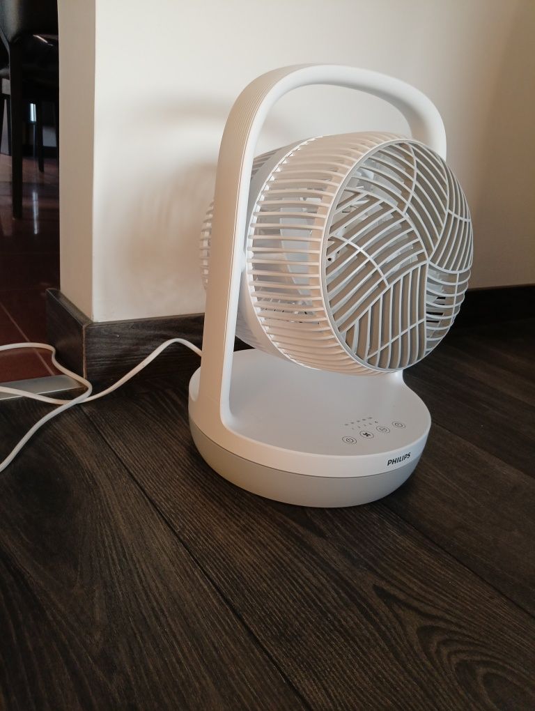 Продавам вентилатор Philips .