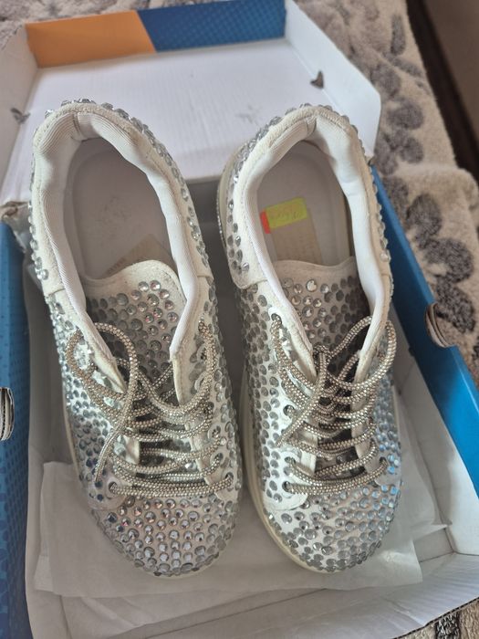 Бели кецове с камъчета