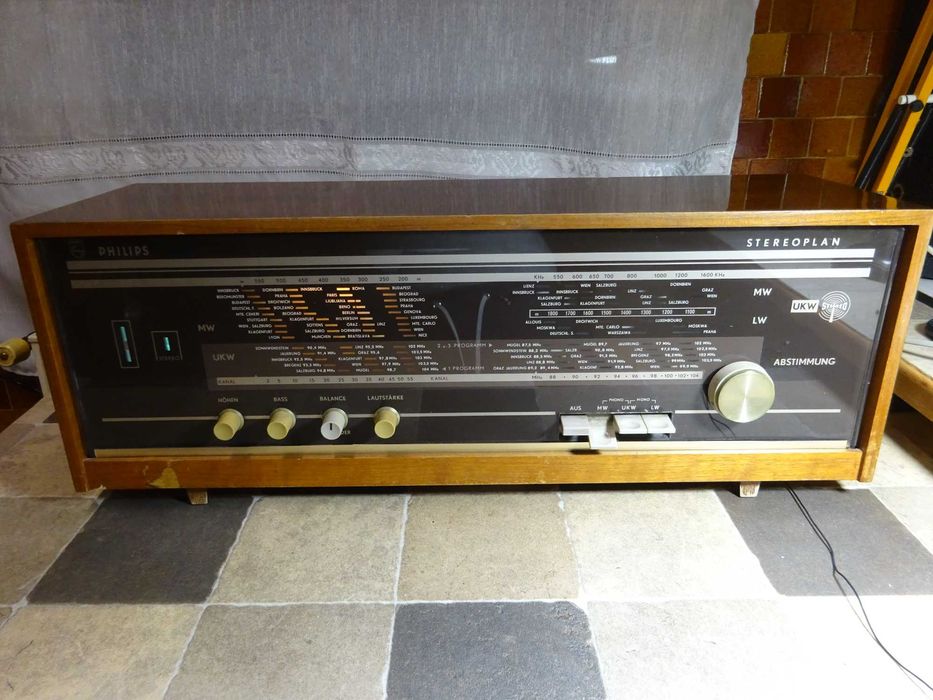 Aparat radio vintage pe tuburi electronice Philips Stereoplan