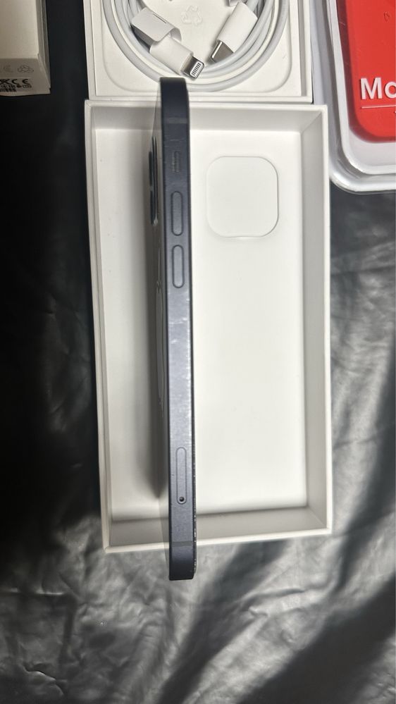 Продавам Iphone 12