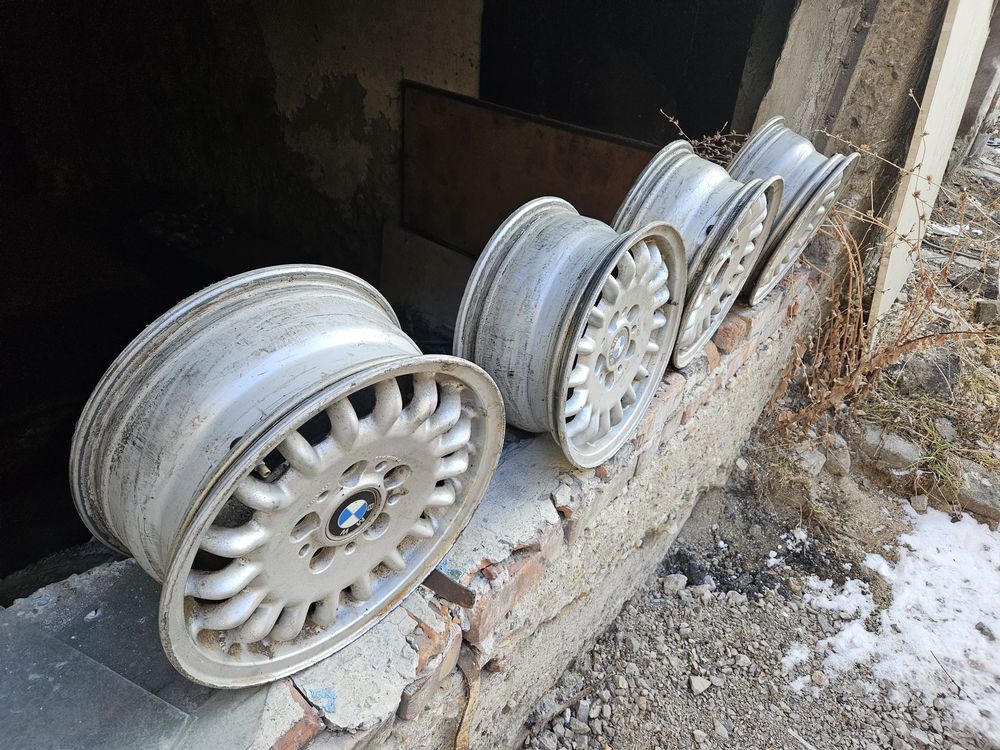 Алуминиеви джанти с минимални забележки с лиспваща една капачка за БМВ