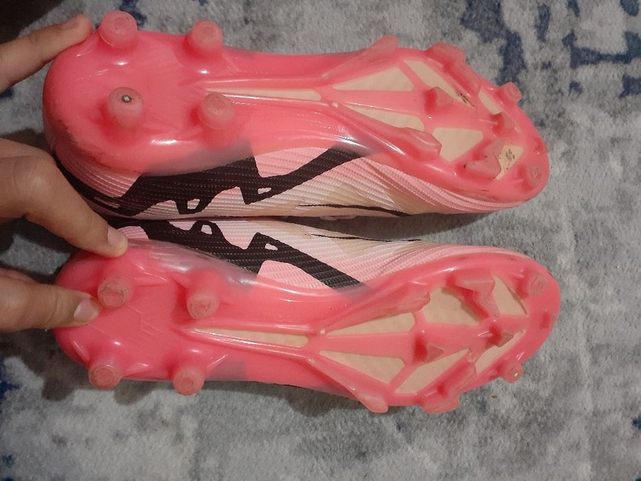 Nike butsi tezaz yaxshi  Navoiy shahri  kelishamiz tel qiling gaplasha