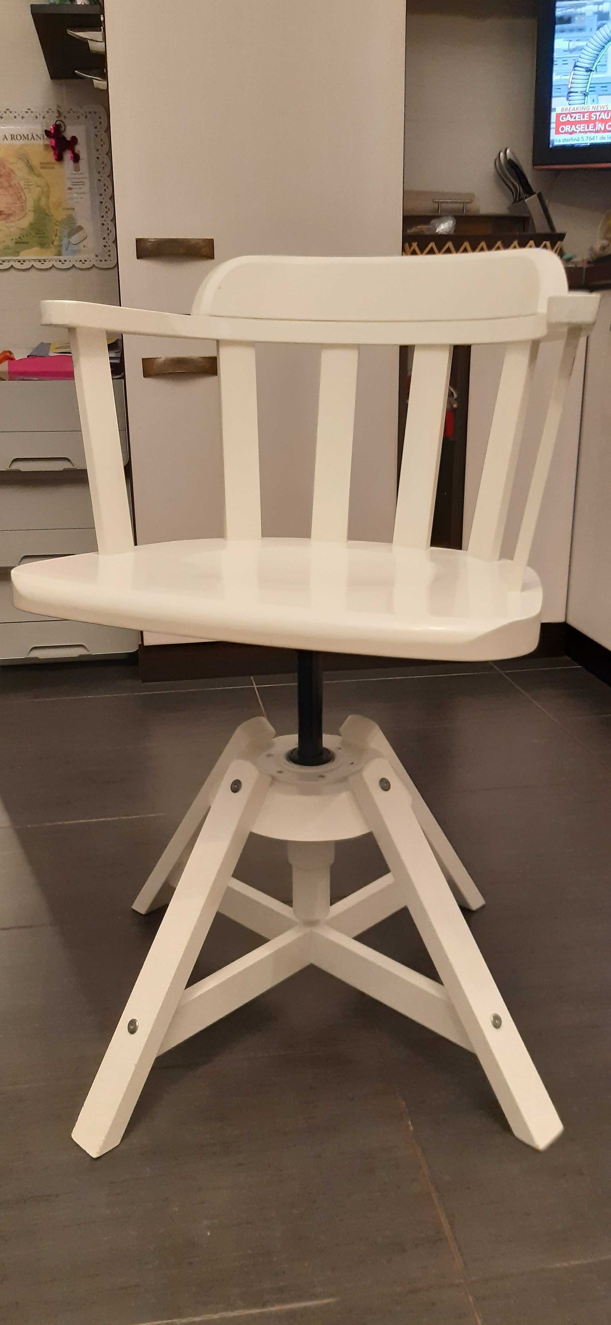 Scaun Ikea din lemn de mesteacan pivotant simplu alb