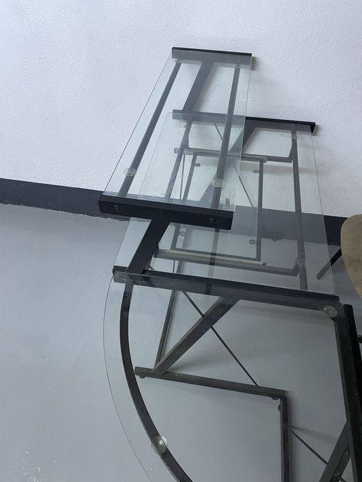 Birou cu sticla de colt