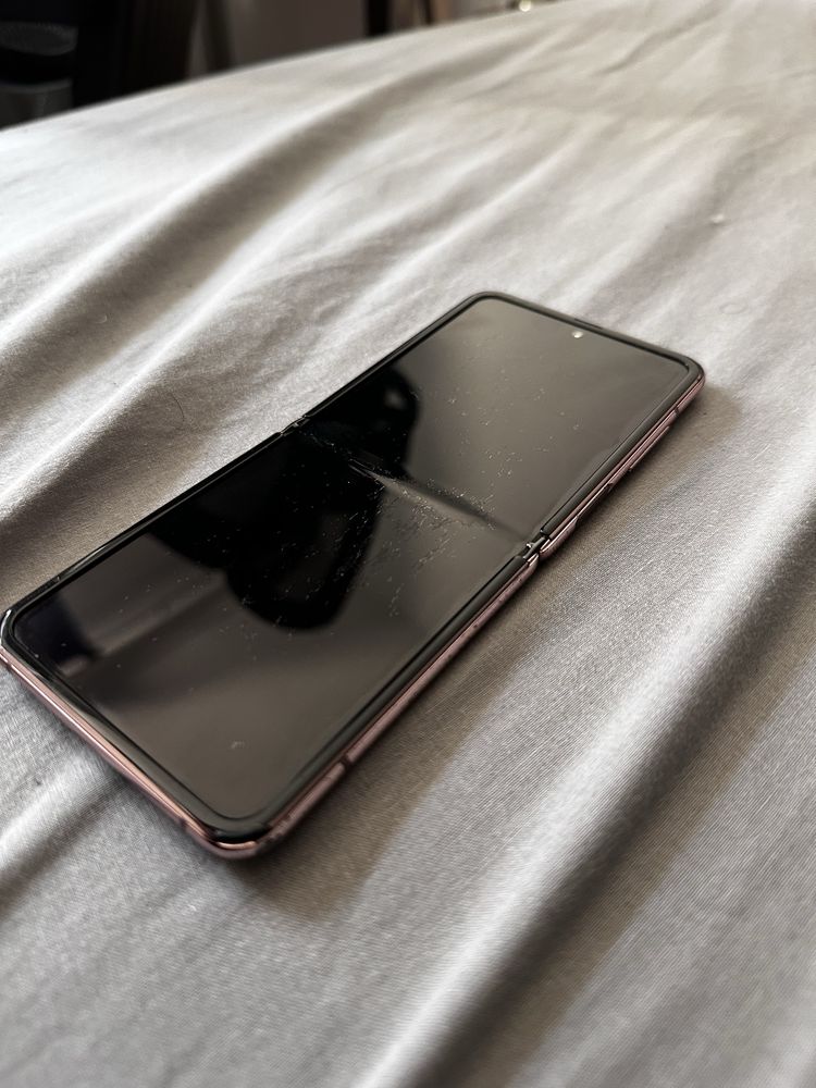 Samsung Galaxy Z flip z 256GB – работи отлично