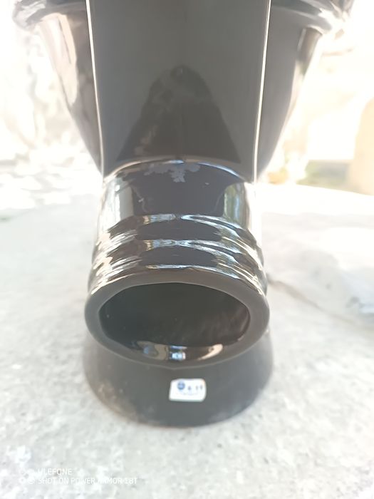 Керамический унитаз.