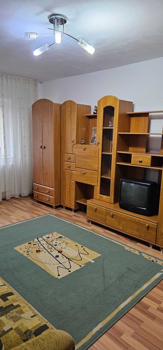 Inchiriez pe termen lung apartament cu 2 camere decomandat
