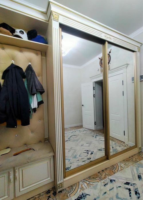 Продается шкаф для прихожей 150 тысяч почти новая