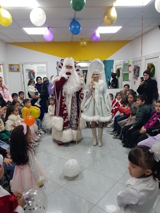 Дед Мороз  снегурочка и Санта клаус  с миссис клаусом