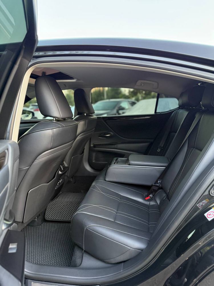 Lexus ES 250.