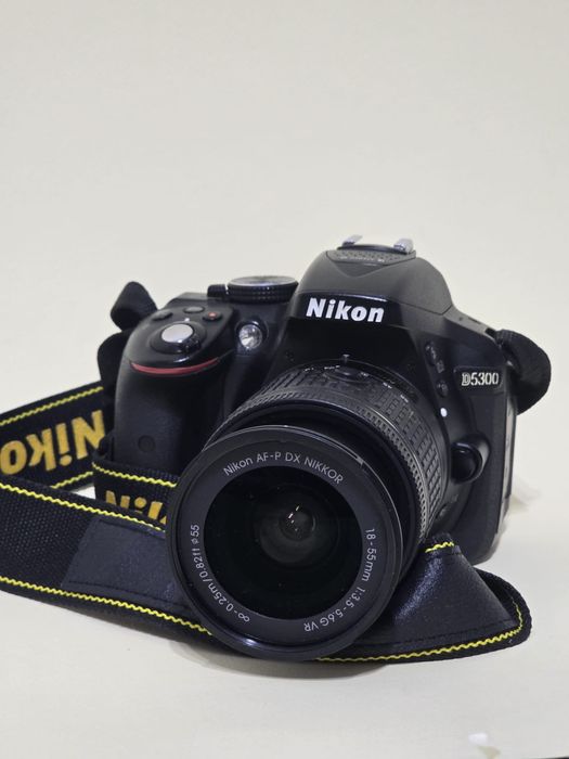 Aparat foto Nikon D5300 cu obiective de 18–55mm și 50mm