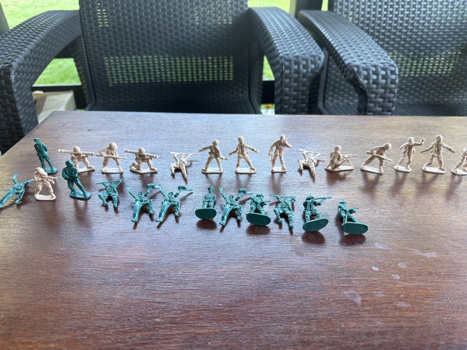 Vând figurine cu militari