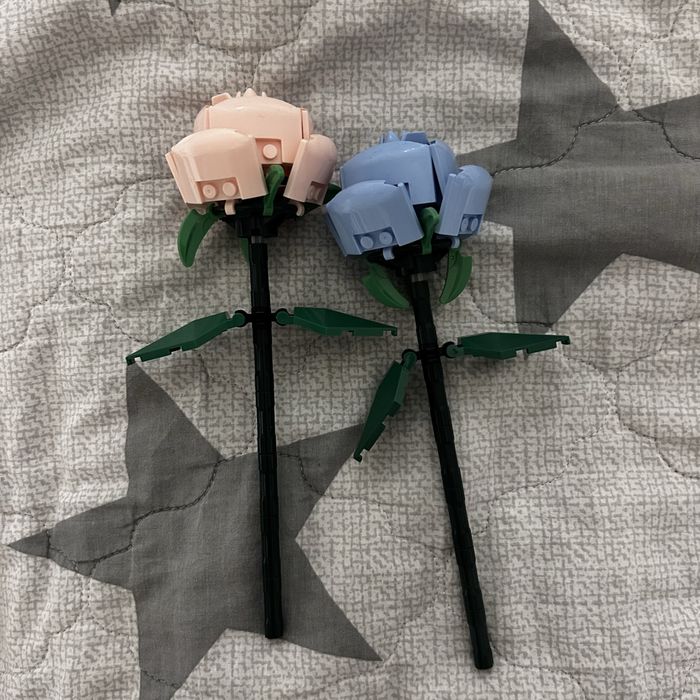 Лего цветочки, розовый и голубой.