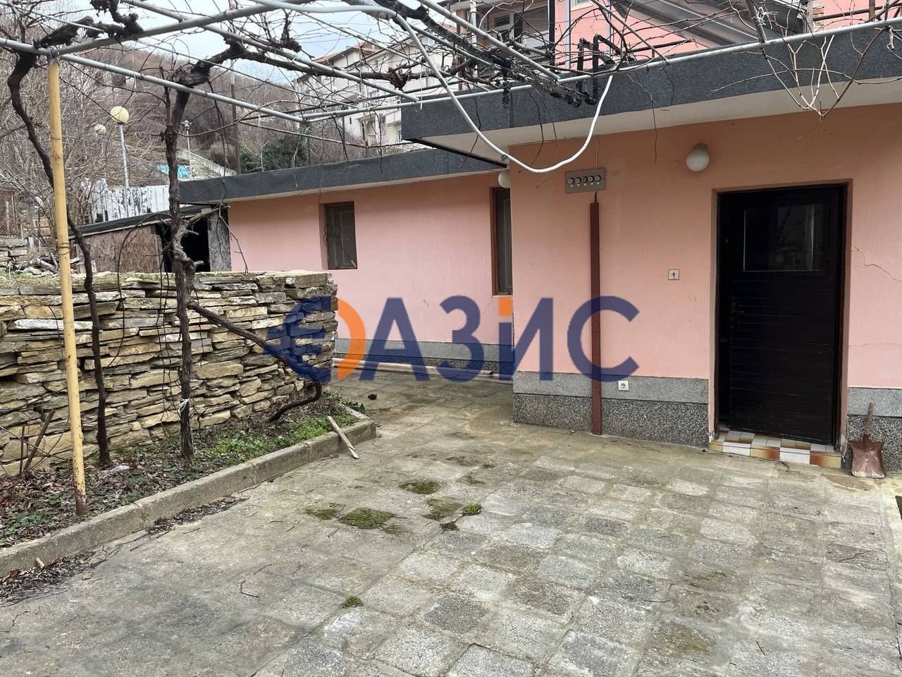 Двуетажна къща в центъра на гр. Свети Влас 245 м2, и двор 1 149 м2,