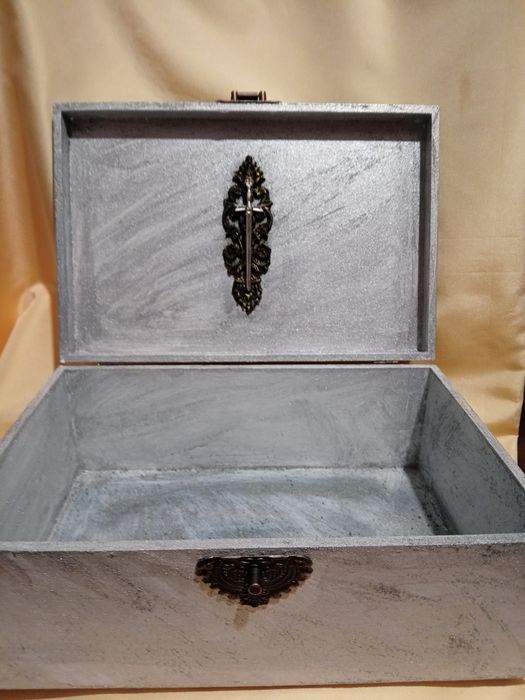 Ръчно декорирана кутия!Подарък за мъж!