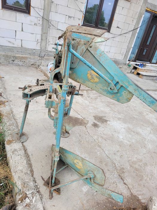 Vând plug reversibil cu un corman