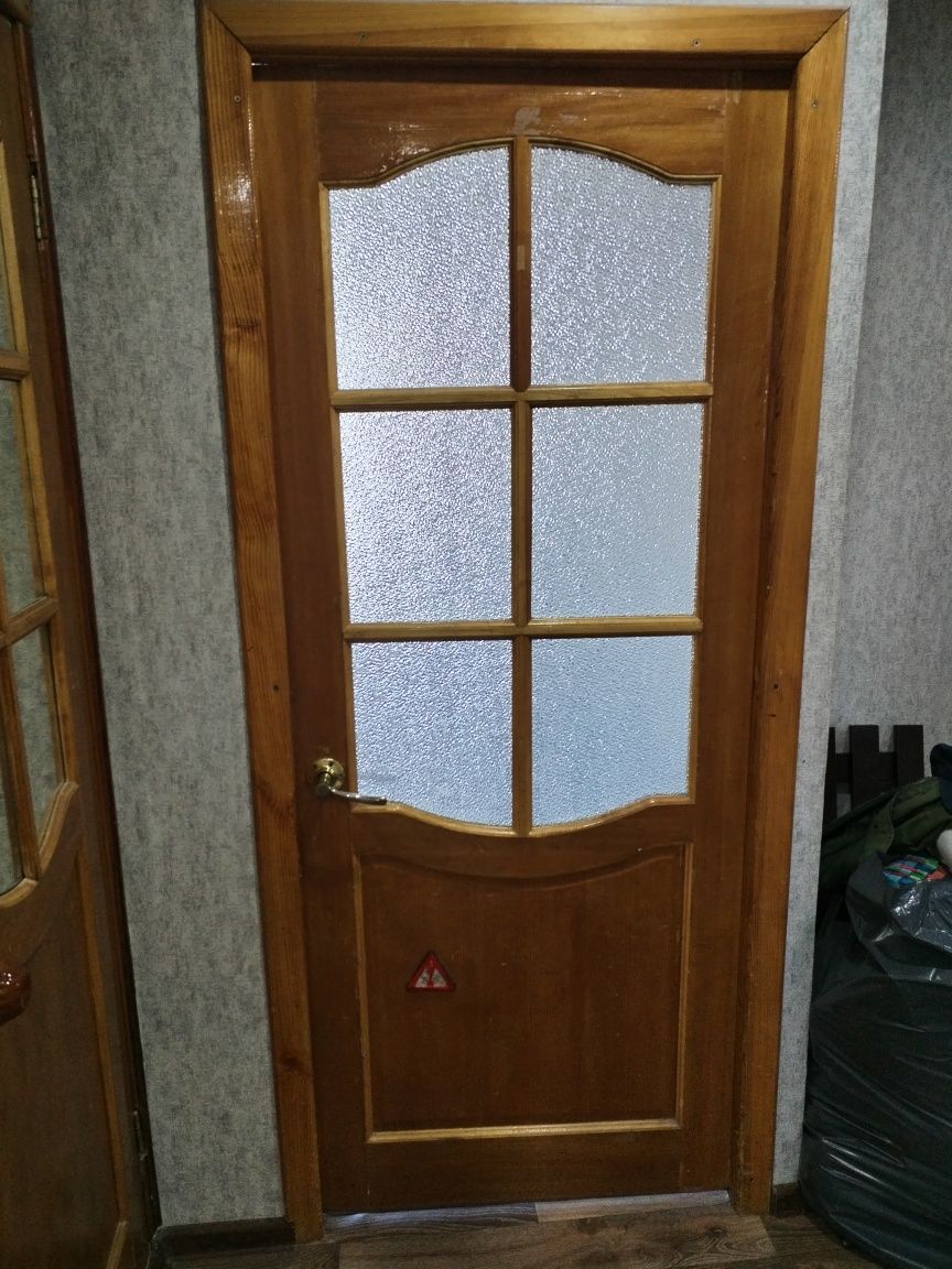 Двери деревянные, лакированные со стеклянными вставками, с коробом