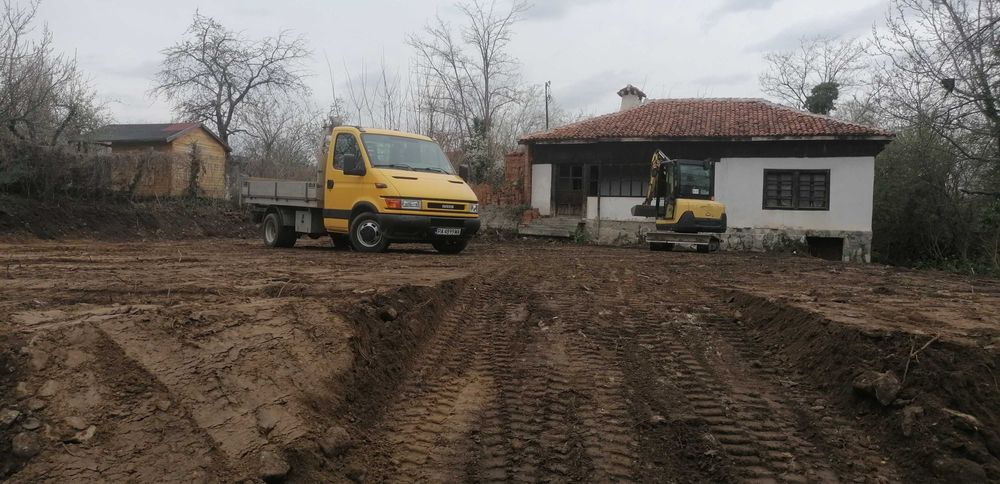 Услуги със багер 3т, самосвал и платформа.