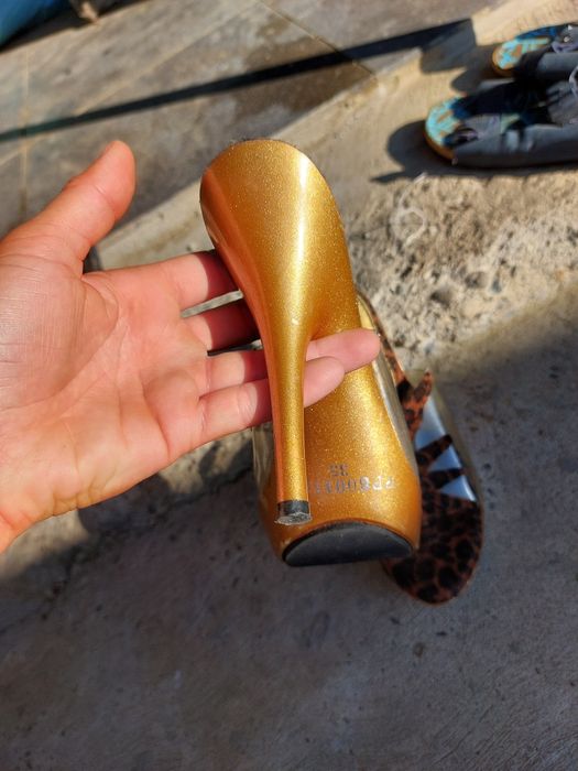 Pantofi cu toc aurii