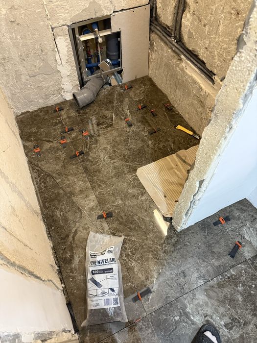 Montaj gresie, parchet, finisaje interioare exterioare etc.