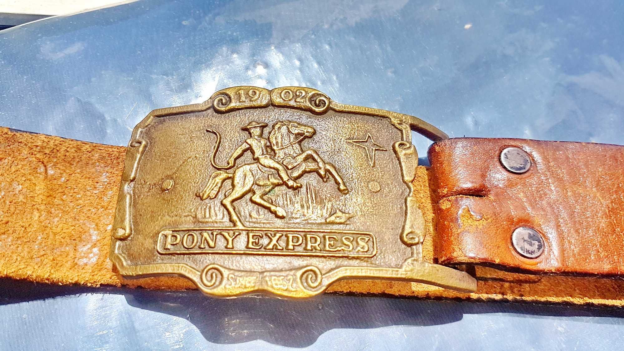 D993-Curea Veche Piele Cu Pafta Pony Express 1852-1902 Bronz.